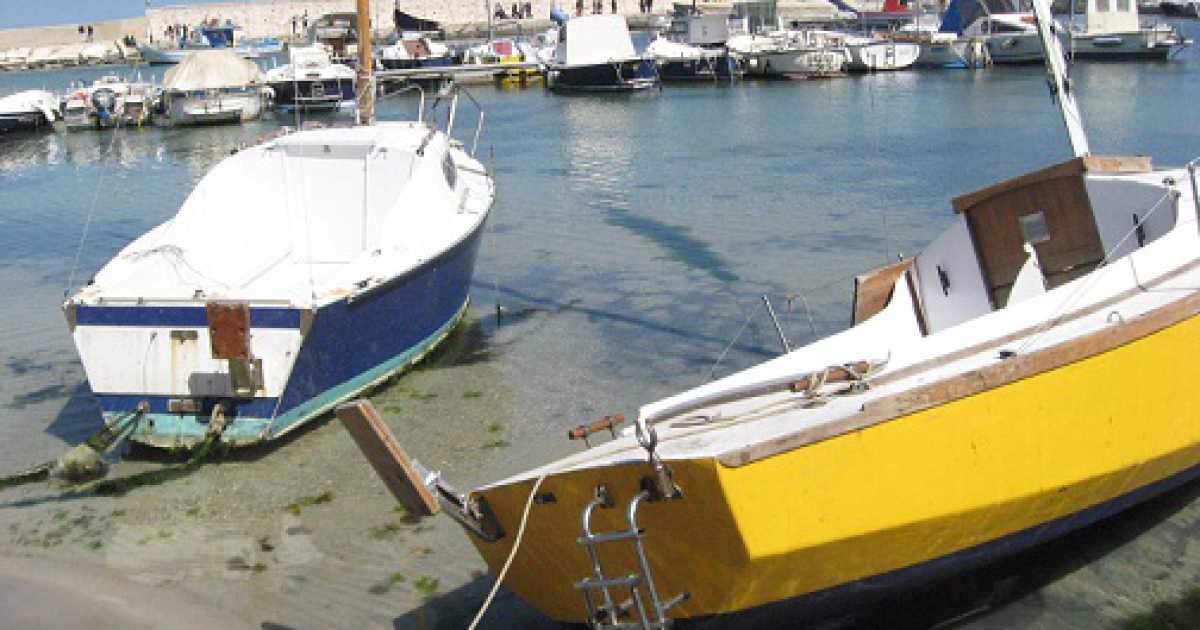 Torre a Mare, la sabbia ha invaso il porto: inquinamento e danni